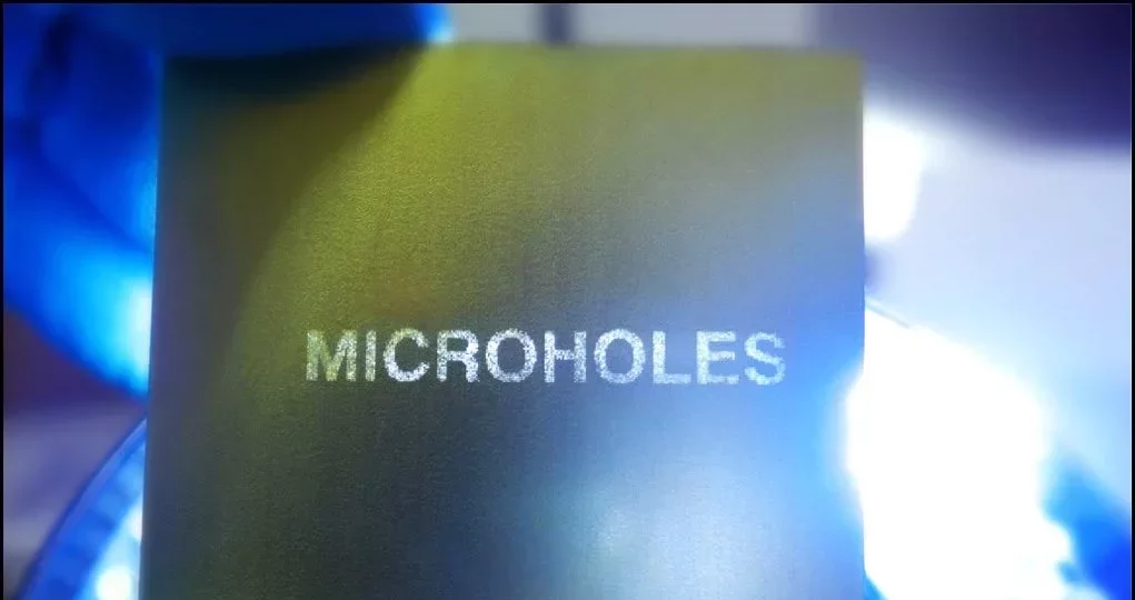 Pequeños orificios para la aplicación de retroiluminación